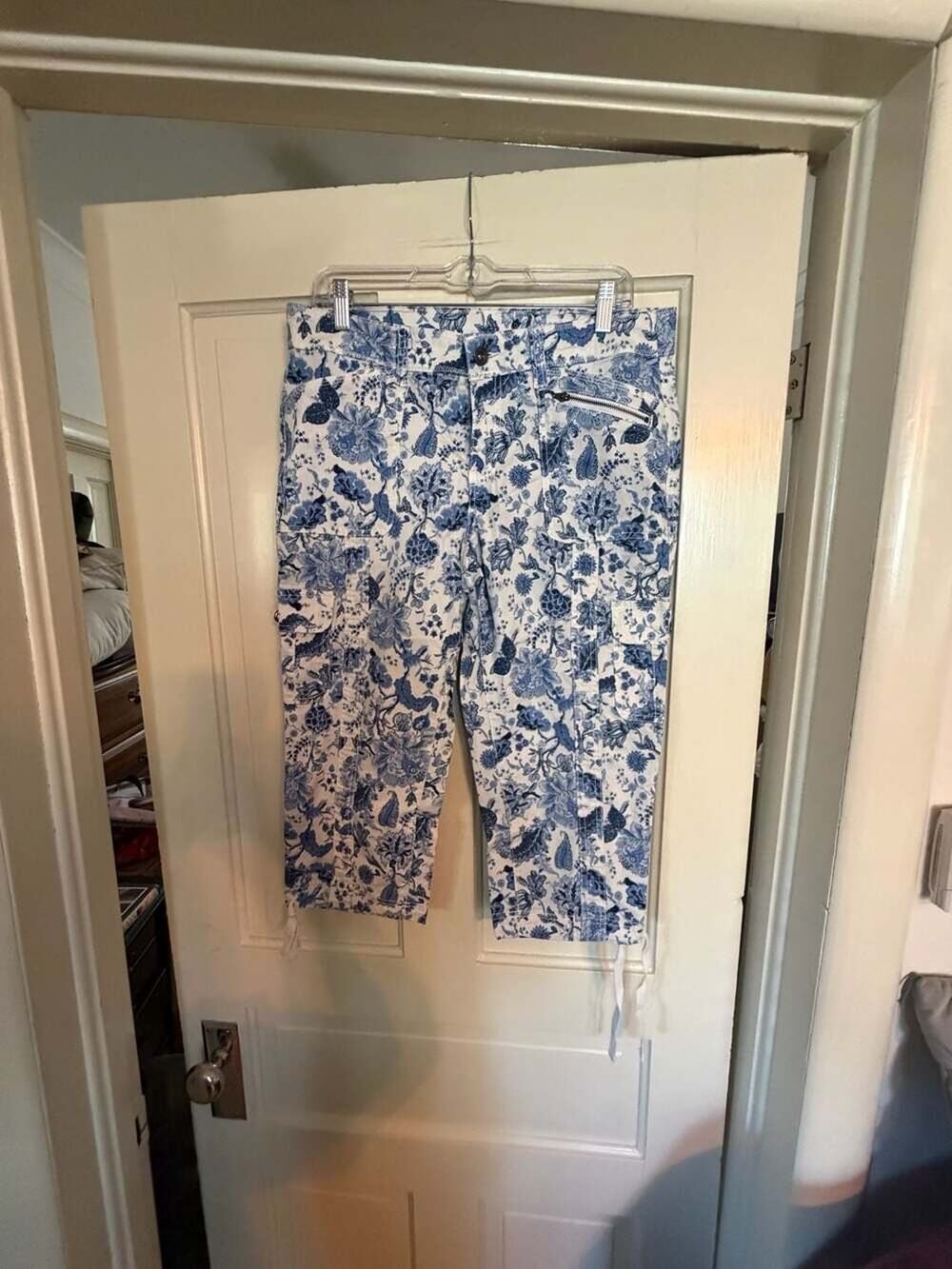 Faded Glory Women's Blue and White Floral Print Capri Cargo Pants